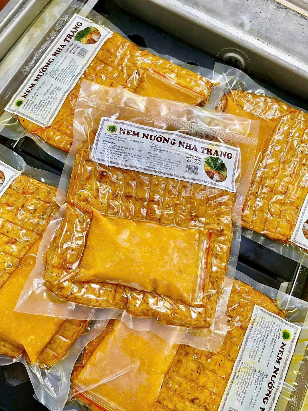 Nem Nướng Nha Trang đóng gói hút chân không có tem mác ATTP